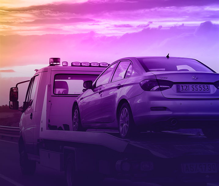 grua-llevando-vehiculo-de-apoyo-mediante-servicio-de-recogida