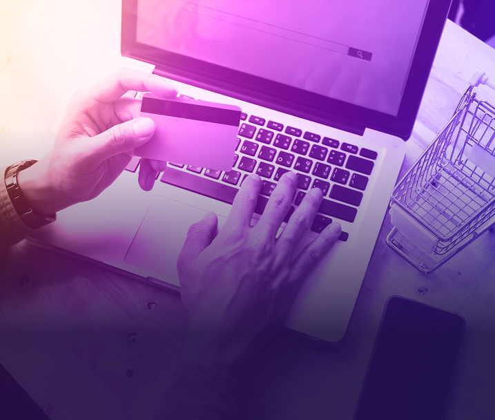 primer-plano de-persona-viendo-los-datos-de-tarjeta-de-credito-para-compras-online